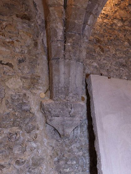 La salle voûtée du sous-sol : détail d'un corbeau.