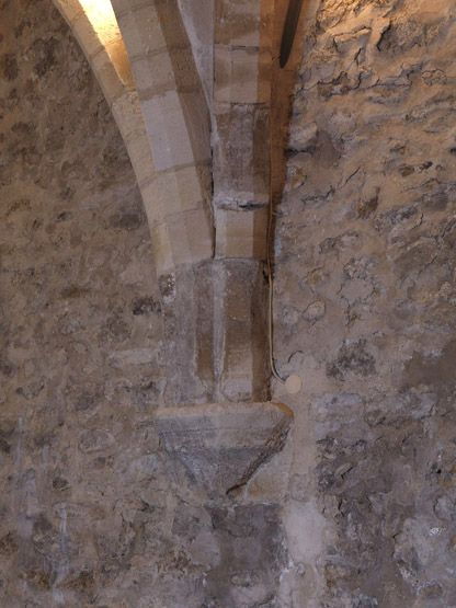 La salle voûtée du sous-sol : détail d'un corbeau.
