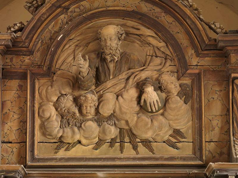 Relief représentant Dieu le Père sur le fronton cintré