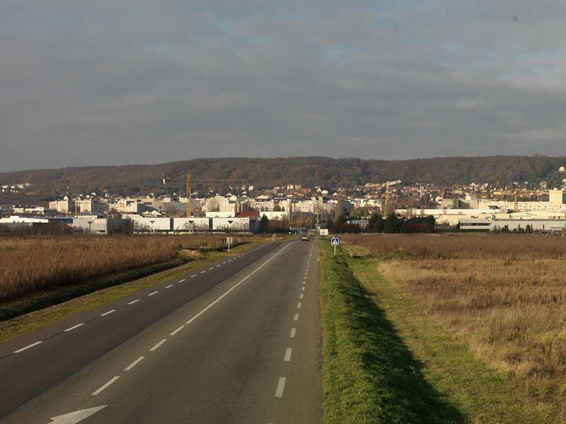 les quatre composantes de la ville : la colline, le vieux village, la cité de la Noé et les champs de la plaine