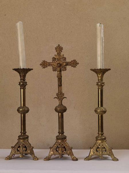 Ensemble de 2 chandeliers et croix d'autel (garniture d'autel)