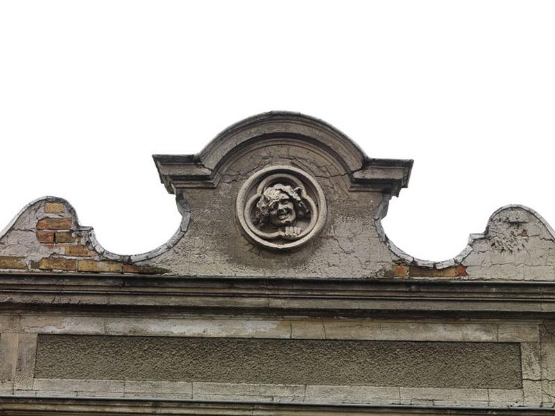 un ancien atelier, 64 rue Maurice-Berteaux. Le fronton