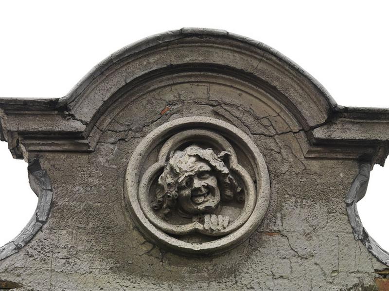 un ancien atelier, 64 rue Maurice-Berteaux. Le fronton : détail sculpté