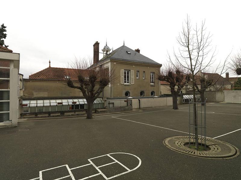 la façade arrière qui donne sur la cour de récréation de l'école primaire