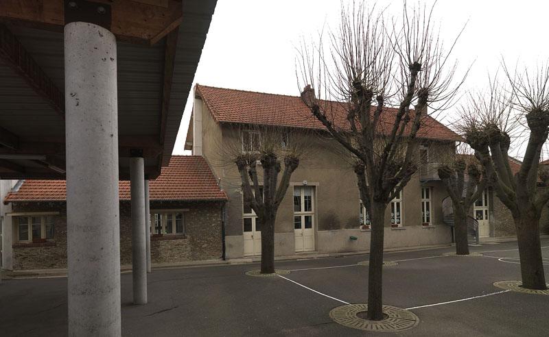 la façade postérieure de l'école des garçons. Le bâtiment se trouve entre les deux cours de récréation
