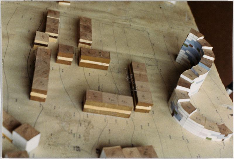 Vue d'une maquette de travail montrant le travail d'Aillaud sur l'étagement des hauteurs des bâtiments et le traitement coloré des façades.