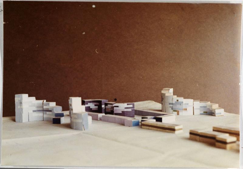 Autre vue d'une maquette de travail montrant le travail d'Aillaud sur l'étagement des hauteurs des bâtiments et le traitement coloré des façades.