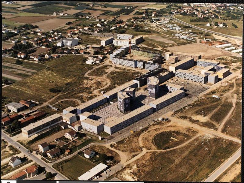 Vue aérienne de la partie est de la ZAC durant le chantier. A gauche de l'image, la résidence pour personnes agées n'est pas encore construite. Au centre en arrière plan (au delà de la Cour Verte), le foyer de travailleurs célibataires de La Lutèce est construit.