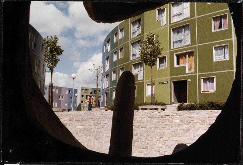 Vue de la place du Bestiaire depuis l'intérieur de la sculpture de Laurence Rieti, l'hippopotame.