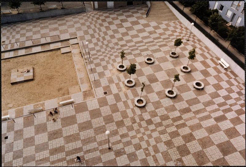 Détail du traitement du sol fait de dalles de ciment et de briques formant un motif géométrique cynétique composé par Ewa Brukalska.