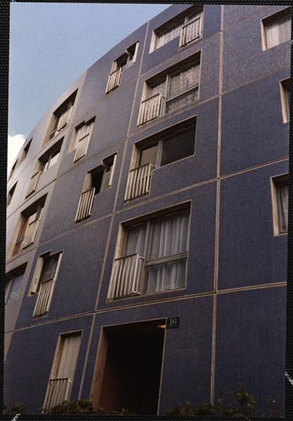 Détail de l'élévation d'un des bâtiments de la place des Quatre-Vents. Le quadrillage que forment les panneaux de façade est bien lisible, ainsi que l'agencement aléatoire des ouvertures.