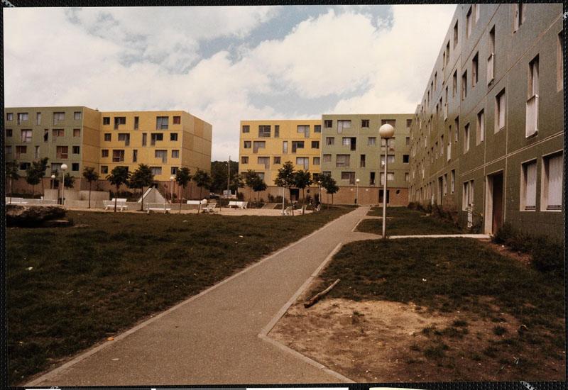 Vue vers le nord de la cour Verte. Les bâtiments jaune et vert au centre de l'image sont détruits.