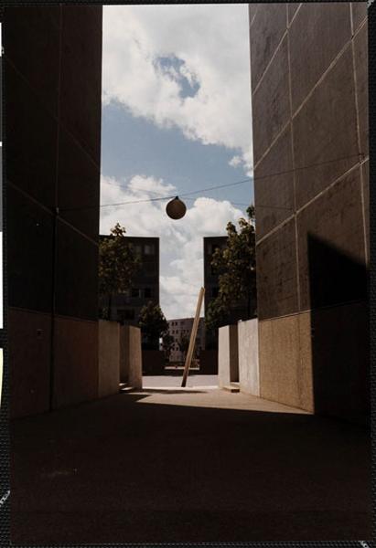 Vue d'un passage entre bâtiments conduisant au centre la place de la Lance.