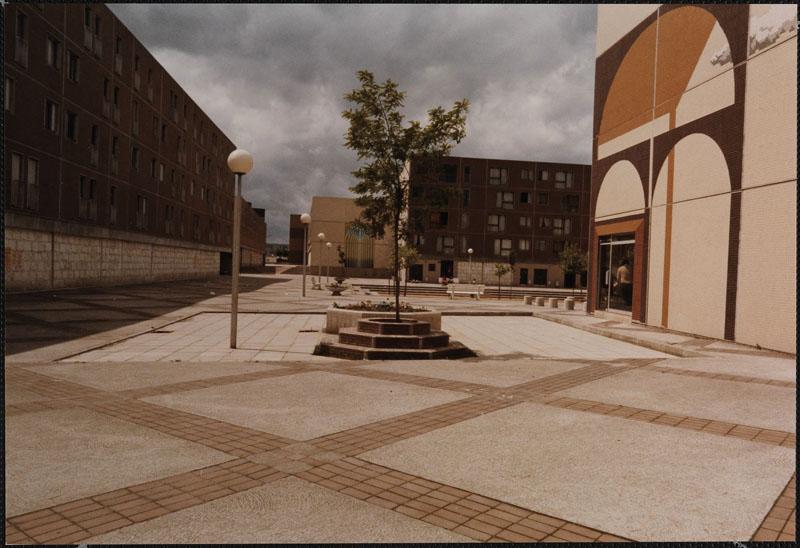 Vue de la place des Arcades. A l'extrême droite, le bâtiment plot qui comprenait un mur pignon orné d'un motif d'arcades est aujourd'hui détruit.