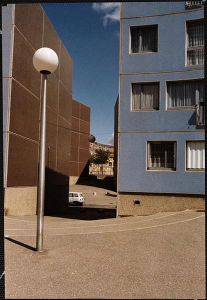 Vue du passage entre la place du Bestiaire et au fond celle de l'Hippodrome.