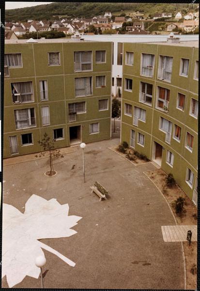 Vue d'ensemble de la place de l'Ysé, le bâtiment courbe à droite est détruit.