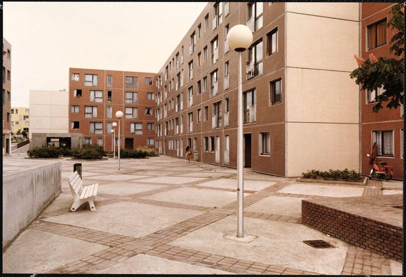Vue de la partie est de la place des Arcades. Sur le bord gauche de l'image, le bâtiment coupé est aujourd'hui détruit, comme l'extrémité du bâtiment au centre de l'image au niveau de l'angle nord-est de la place. La circulation est-ouest créée par la dernière rénovation traversera à ce niveau cette place.