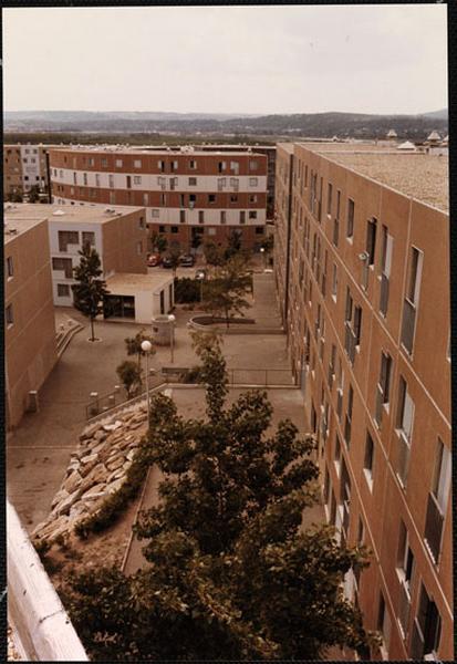 Vue depuis le toit d'un bâtiment de la place de l'Ysé. A gauche de l'image, entrée vers la place du Trident, au fond bâtiment en arc de cercle de la place de la Lance (détruite), à droite bâtiment (détruit) fermant la place de l'Eté-Vert. La circulation nord-est/sud-ouest créée à l'occasion de l'actuelle rénovation passe à cet endroit.