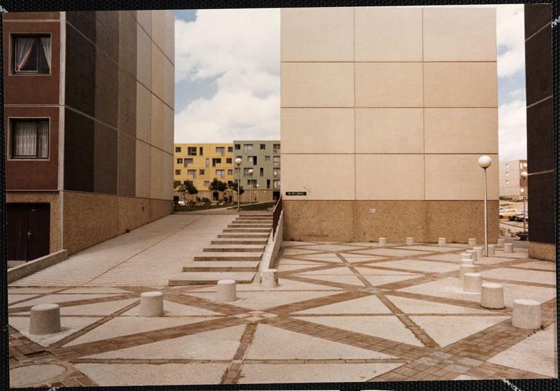 Vue du passage entre la place des Arcades et la cour Verte.