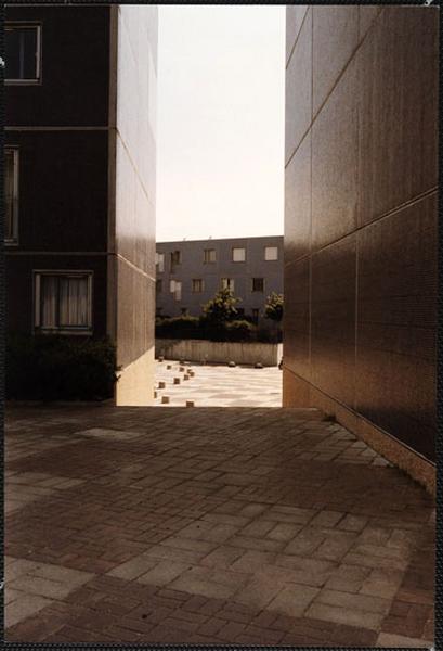Détail d'un étroit passage entre deux bâtiments tours au centre de la place du Béguinage. L'un des deux bâtiments est aujourd'hui détruit.