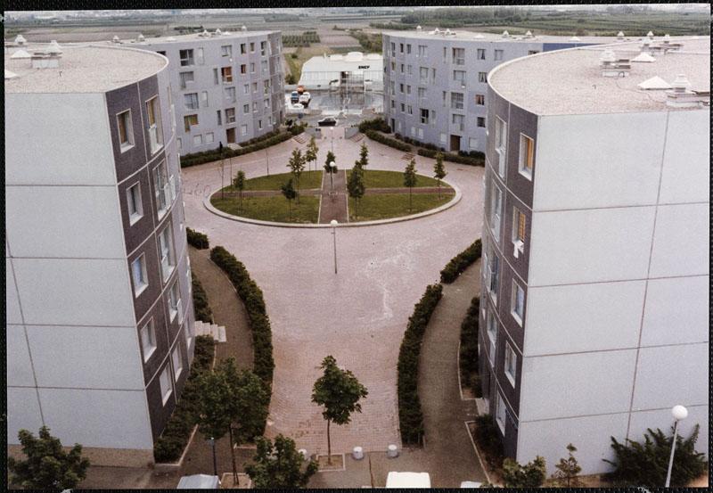 Vue d'ensemble de la place des Quatre-Vents, dans l'axe l'accès vers la gare.
