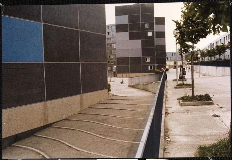 Vue opposée (côté est) de l'entrée dans la place du Béguinage. A droite des jardins privatifs associés aux logements en rez-de-chaussée.