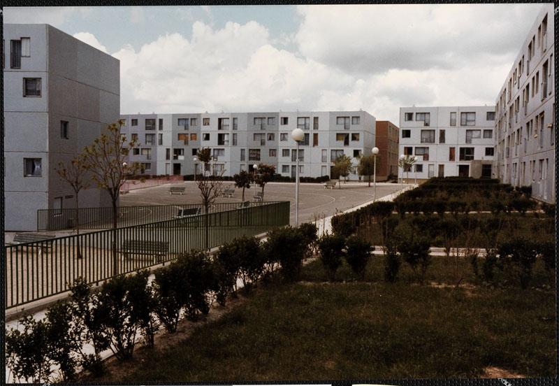 Vue partielle de la place de l'Eté-Vert. Aujourd'hui l'un des côtés de la place (celui situé dans le dos du photographe) est détruit.