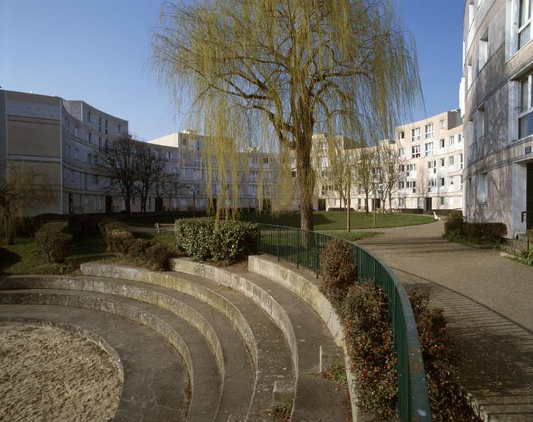 Vue actuelle du bâtiment serpentin de l'Ellipse.