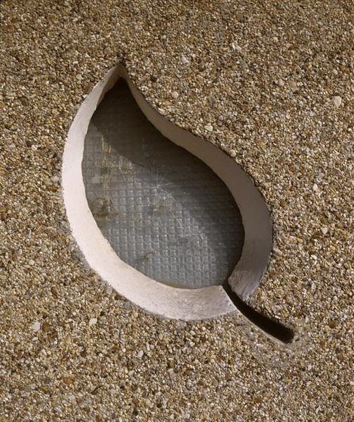 Détail d'une ouverture en forme de feuille dans les panneaux de façade de certains rez-de-chaussée. Ces ouvertures permettent l'aération de locaux communs.