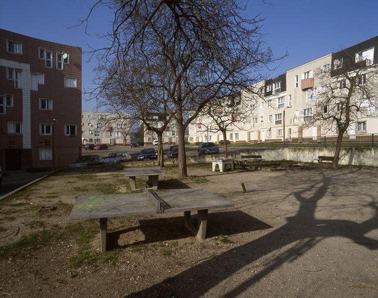 Vue actuelle, sensiblement sous le même angle, de la place de l'Eté-Vert.
