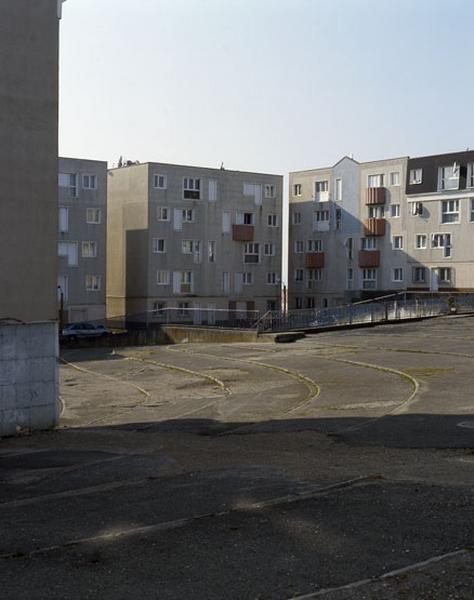 Autre vue actuelle de la place de l'Eté-Vert. Les degrés formant le sol n'ont pas été entretenus correctement.