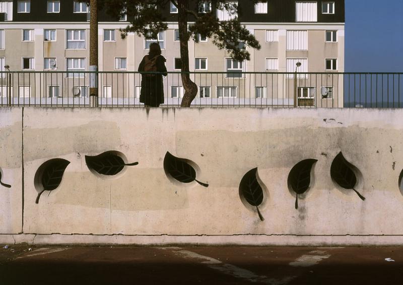 Détail du motif décoratif en forme de feuille des ouvertures dans le mur des parkings entre la partie basse de la place du Pas et sa partie haute.