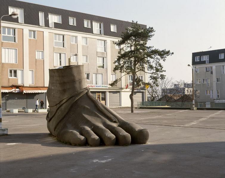 Vue actuelle de la partie haute de la place du Pas. L'habillage des façades cherche à reconstituer l'ordonnancement de l'architecture française classique : soubassement, élévation rythmée verticalement et couronnement par un toit d'ardoise ' à la Mansart '.