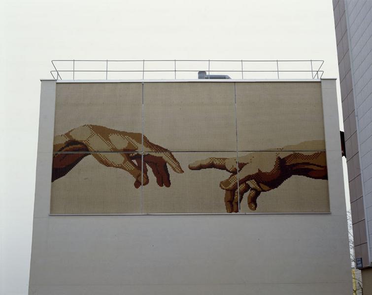 Détail actuel d'un mur pignon au niveau du passage entre la place des Arcades et celle de l'Echauguette orné d'un décor reproduisant un fragment de la Création de l'Homme de Michel-Ange, redessiné par Ewa Lukasiewicz.