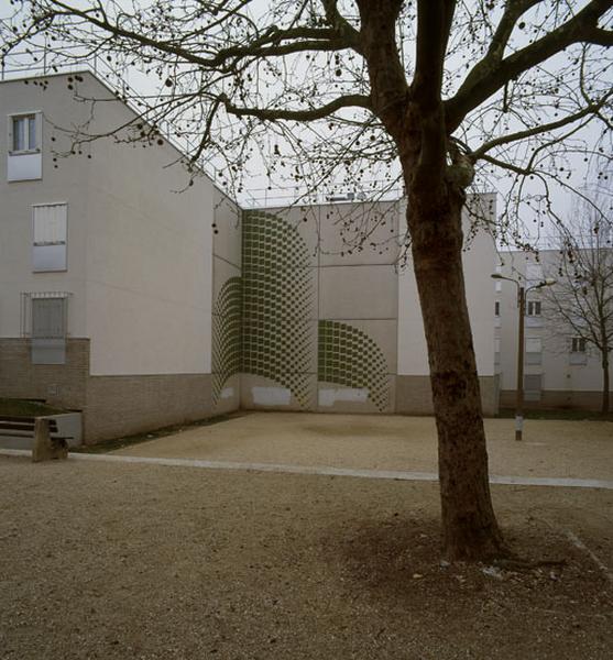 Vue actuelle d'un angle de la place de l'Echauguette. Les murs pignons sont recouverts d'un motif rappelant les feuilles tremblantes des arbres, selon la description d'Aillaud. Cet espace accueillait à l'origine des bancs.
