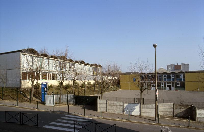 Vue d'ensemble de deux bâtiments.