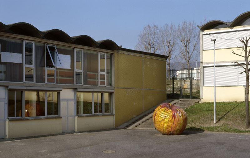 Vue rapprochée de la cour de récréation où est installée la Pomme.