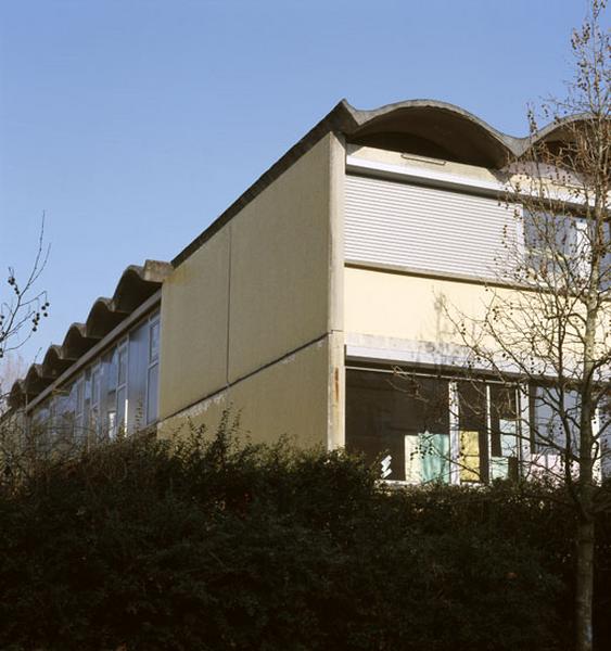 Détail de l'assemblage des panneaux préfabriqués de façade et des voutains en béton.