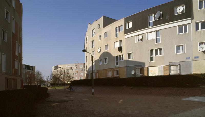 Vue d'ensemble actuelle de la place des Quatre-Vents. Les façades ont été totalement transformées par l'isolation extérieure. Les fenêtres ont été changées.