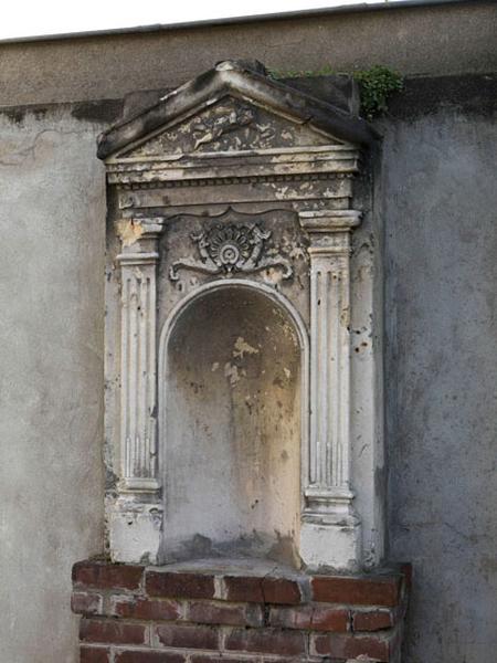 niche sculptée probablement déplacée, au 5 rue de la Gare