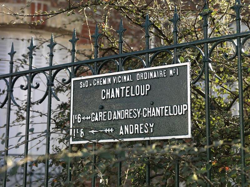 une plaque de signalisation