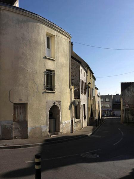 maison épousant la courbe de la rue de la rue de l'Hautil