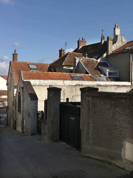 toits imbriqués vus depuis la ruelle des Gatriaux