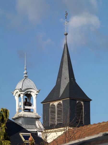 le campanile de la mairie et le clocher de l'église vus depuis la ruelle des Gatriaux