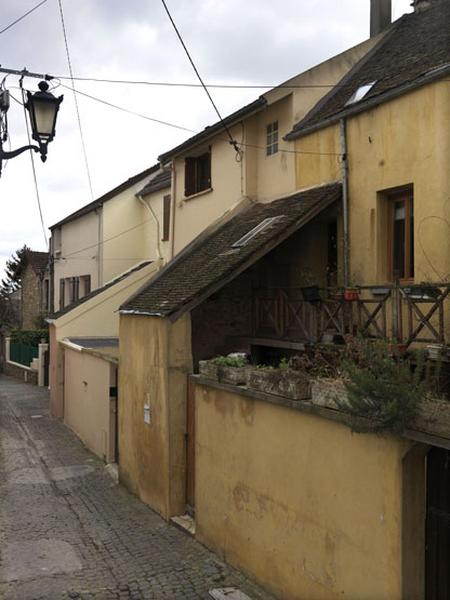la rue Charles-Barrois et ses escaliers extérieurs