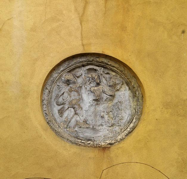 bas-relief rapporté décorant une maison rue Charles-Barrois