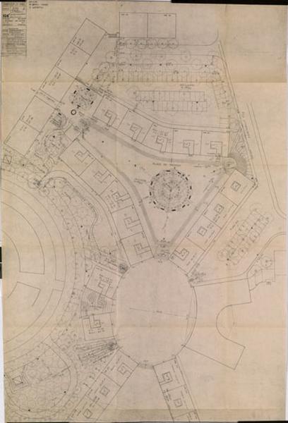 Plan de la zone J, place du Trident, aménagements, détails des espaces des plantations, des niveaux, des marches etc. Emile Aillaud, architecte, 1974/75. Exemple du niveau de détail des plans d'Aillaud pour les espaces publics. A noter : l'implantation de l'hôtel de ville (jamais construit) qui aurait dû refermer la place de la Coquille.