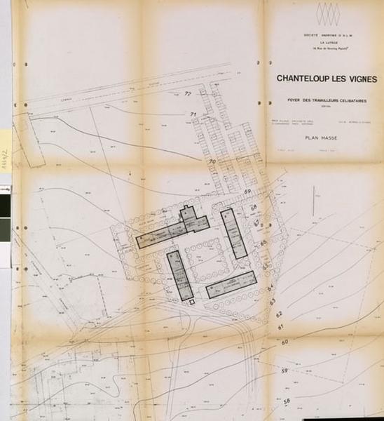 Société anonyme d'HLM La Lutèce. Chanteloup les Vignes, foyer des travailleurs célibataires, 600 lits. Plan masse. Emile Aillaud architecte. Plan n. d. (vers 1972). L'ensemble construit à l'est de la cour Verte, suivant des prestations similaires à celles de l'opération de la Daurade, a été détruit dans les années 1980.
