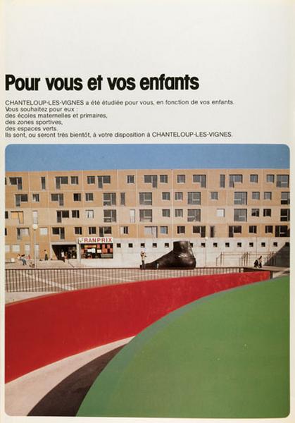 Page intitulée ' Pour vous et vos enfants ' (photo de la place du Pas) de la brochure éditée par l'office public d'HLM interdépartemental de la région parisienne pour vanter ses réalisations de Chanteloup.