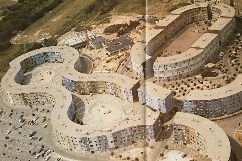 Vue aérienne de la place du Bestiaire, aujourd'hui détruite, et de la place de l'Hippodrome, dont toute la moitié ouest est également détruite.